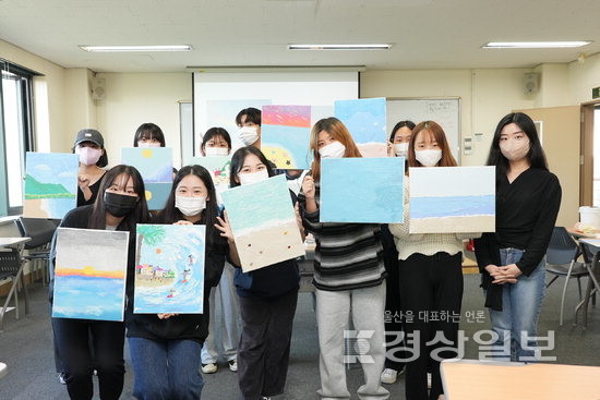 울산과학대학교가 올해 2학기에 진행 중인 ‘유레카’ 프로그램 중 ‘백드롭 페인팅'