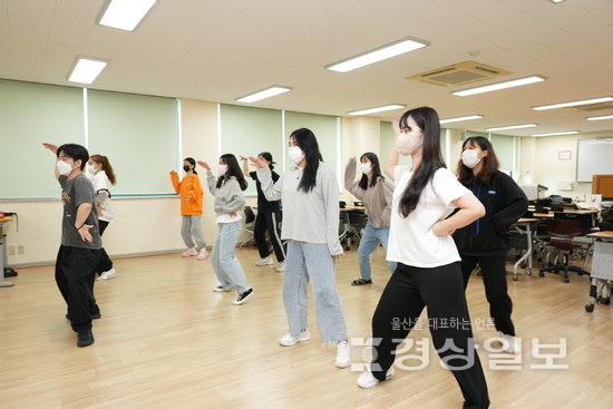 ▲ 울산과학대학교가 올해 2학기에 진행 중인 ‘유레카’ 프로그램 중 ‘백드롭 페인팅’(위)과 ‘K-POP 방송댄스’에 참여한 학생들의 모습.