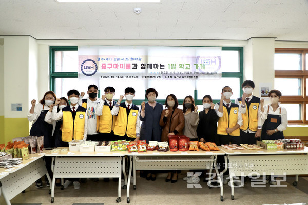 울산 중구 울산고등학교(교장 박광호)는 지난 14일 ‘울산중구아이쿱생협과 함께하는 울산고 사회적협동조합 1일 학교 가게’를 열었다.