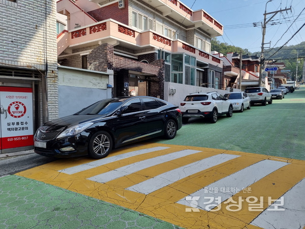 북구 염포동 골목길에 주차 차량이 빼곡히 늘어서 있다.