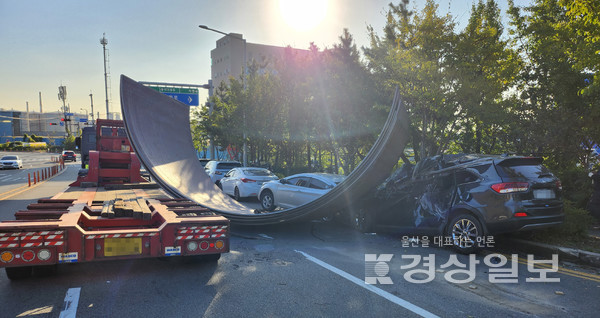 온산항으로 이동중이던 트레일러에서 강판이 떨어져 행인이 부상당하고 주차차량 2대가 파손되는 피해를 입었다.