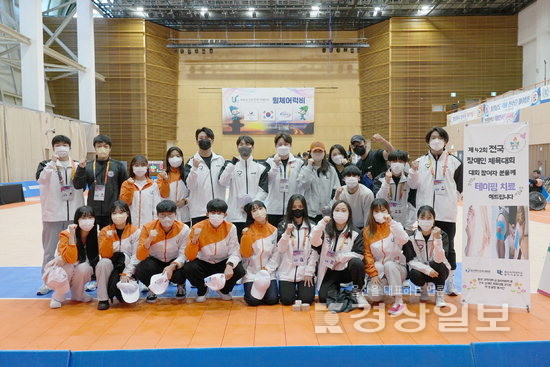 ▲ 울산과학대학교 물리치료학과 학생들이 전국장애인체육대회에 참가하는 선수들에게 스포츠 테이핑과 마사지를 지원해 좋은 반응을 얻고 있다.