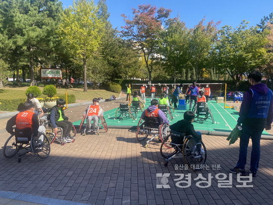 ▲ 제42회 전국장애인체육대회 개회식이 열린 19일 울산종합운동장 외부에서는 대한장애인체육회에서 실시하는 사업인 ‘드림 패럴림픽’이 운영돼 인기를 끌었다.