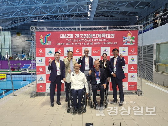 ▲ 제42회 전국장애인체육대회 경기 관람을 위해 20일 울산을 방문한 배동현 대한장애인노르딕스키협회장, 정은철 대한장애인수영연맹회장, 레이몬 블론델 EPC 위원장, 사스키아 카퍼 EPC 사무총장, 정재준 IPC 집행위원,정진완 KPC회장, 듀에인 케일 IPC 부위원장(뒷줄왼쪽부터).