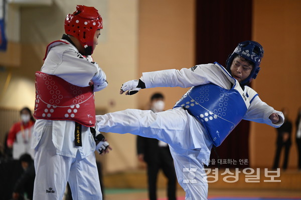 21일 울주군민체육관에서 열린 전국장애인체육대회 태권도 경기에서  울산의 정재철 선수가 경기를  펼치고 있다. 김동수기자 dskim@ksilbo.co.kr