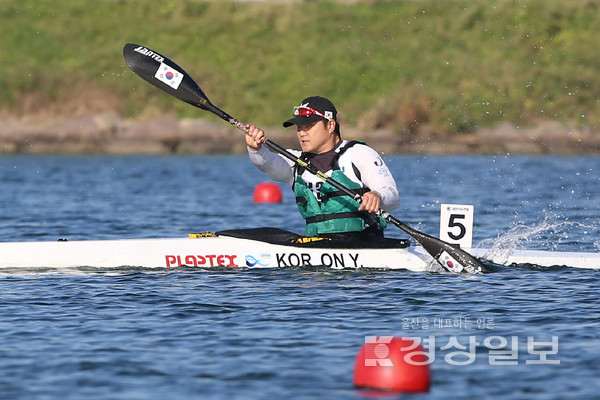 태화강(번영교~학성교)에서 열린 카누 남자 200m 스프린트 KL2에 출전한 온윤호(43·울산시장애인카누팀)는 48.96초의 기록으로 가장 먼저 들어와 금메달을 목에 걸었다.