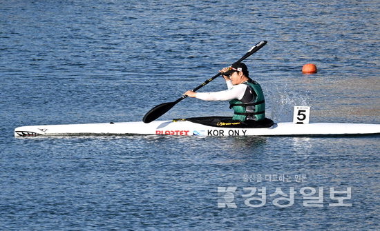 ▲ 지난 22일 울산 태화강 일원에서 열린 전국장애인체전 카누 남자 200m 스프린트 KL2 경기에서 금메달을 딴 울산 온윤호가 질주하고 있다. 김경우기자 woo@ksilbo.co.kr