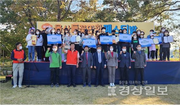 ‘들꽃만화페스티발’ 열네 번째 행사가 지난 22일 울산 울주군 범서읍 서사리 울산들꽃학습원에서 200여 명이 참가한 가운데 열렸다.