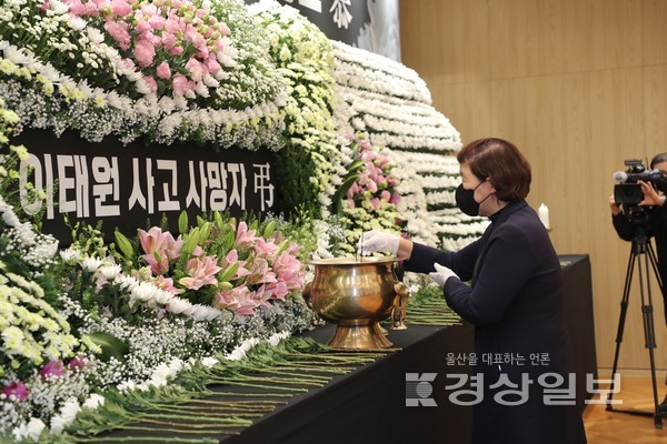 노옥희 울산시교육감이 31일 울산시의사당 1층 시민홀에 마련된 합동 분향소를 찾아 조문하고 있다.