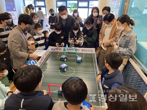 울주군시설관리공단(이사장 최인식) 중부청소년수련관은 6일 ‘제2회 울산 청소년 로봇축제-청소년 창의융합 로봇페스타’를 열었다.