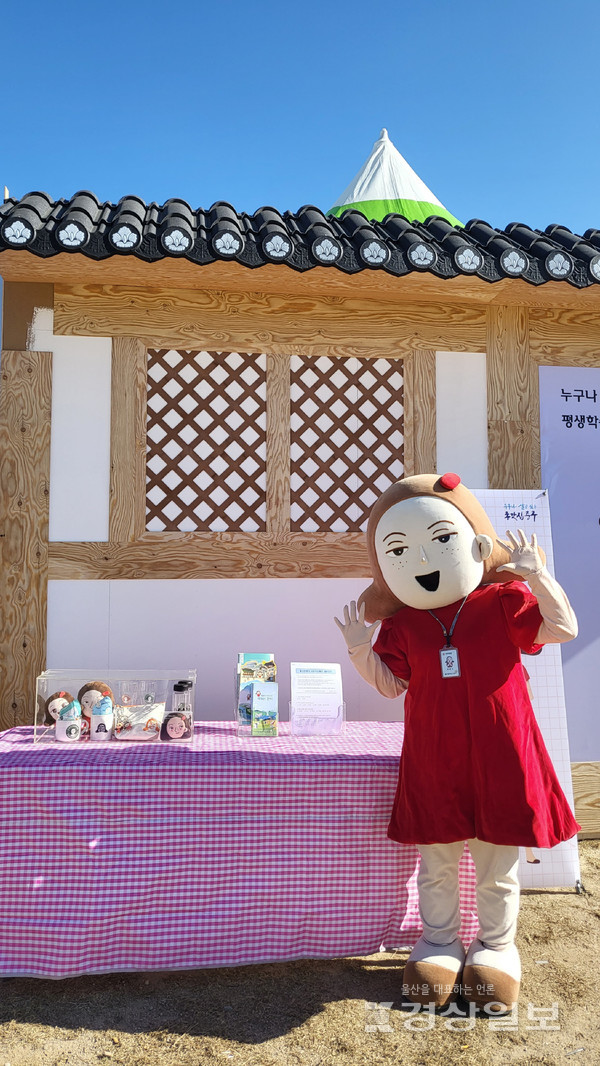울산 중구가 지난 4일부터 오는 20일까지 울산큰애기 집중 홍보기간으로 정하고 울산큰애기를 활용해 지역 관광을 활성화를 위한 홍보 활동에 나선다.