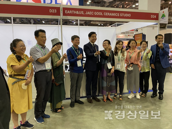 울산 울주군 공예협회가 지난달 27~29일까지 3일간 싱가포르 마리나 베이 샌즈 엑스포(Marina Bay Sands)에서 열린 ‘제17회 프랜차이징 & 라이센싱 아시아 2022)’에 참가했다.