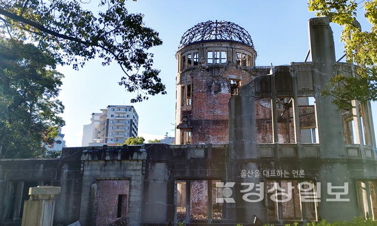 ▲ 히로시마 시내에 조성된 평화기념공원에 있는 원폭피해 유적인 ‘원폭 돔’ 전경. 히로시마 시립대학교는 역사적인 비극을 되풀이하지 않기 위해 평화연구소를 설립해 학문적으로 연구하고 있다.