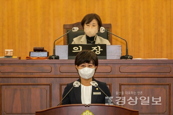 울산북구의회가 지난 11일 본회의장에서 제208회 임시회를 열고 부의장 보궐선거를 진행해 더불어민주당 이선경 의원을 선출했다. 이선경 의원이 당선 인사를 하는 모습 사진. 북구의회 제공