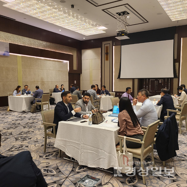 한국무역협회 울산지역본부 주관으로 지난 7일부터 13일까지 아랍에미리트(UAE)에 파견된 울주군 해외시장개척단이 2243만달러의 수출상담 성과를 올렸다. 현지 수출상담 모습.