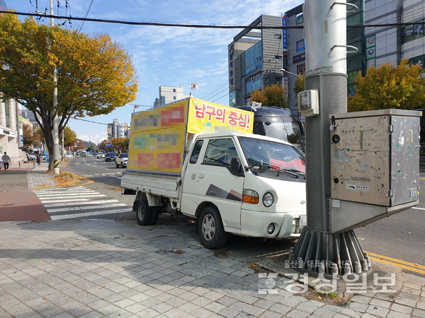 울산 남구 무거동 일원에 세워진 불법 광고물 부착 차량이 인도와 갓길에 걸쳐 세워져있다.