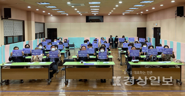 울산YWCA(회장 김덕순)와 울산YMCA(이사장 김영효)는 17일 울산YMCA 강당에서 ‘여성가족부 폐지안 규탄 캠페인’을 열었다.