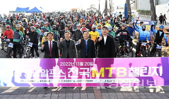 ▲ 배정원 울산시 산악자전거연합회장, 엄주호 본사 대표이사, 강윤구 울주부군수, 정우식 울주군의회 경제건설위원장(오른쪽부터)이 선수들과 출발 전 기념촬영을 하고 있다. 김경우기자