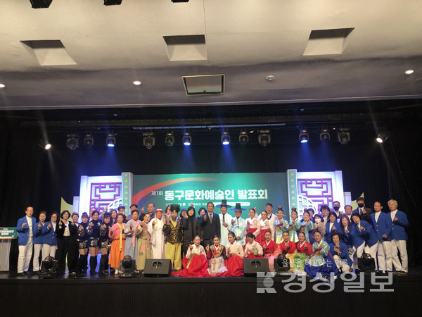 울산동구문화원은 30일 울산 동구 전하동 한마음회관 극장에서 ‘제1회 동구 문화예술인 발표회’를 개최했다.