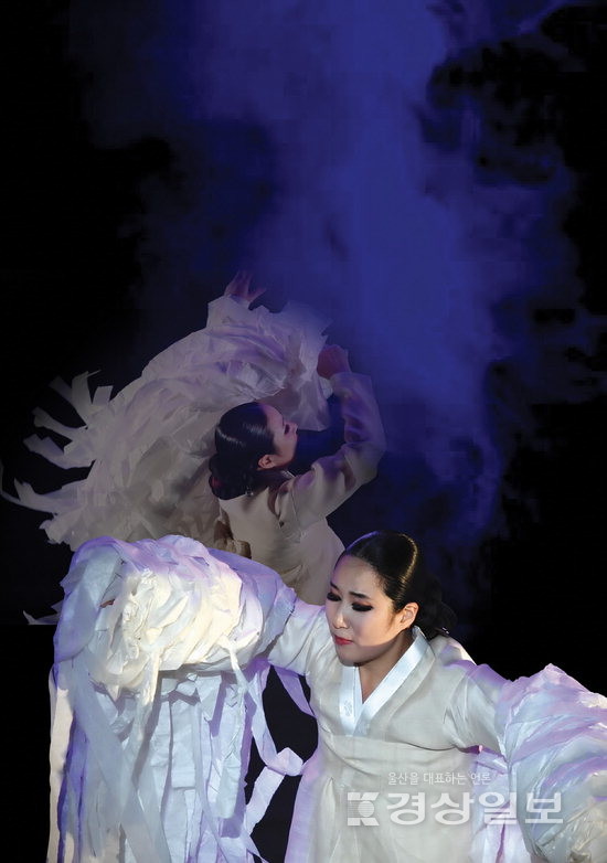 ▲ 전문예술법인단체 김영희무용단이 제7회 정기공연 ‘시례’를 오는 4일 울산문화예술회관 소공연장 무대에 올린다.