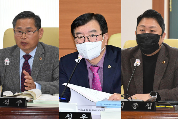 울산시의회 산업건설위원회와 교육위원회는 각각 5일 집행부 소관 내년도 예산안 계수조정을 통해 각각 37억7900여만원, 289억5800여만원을 삭감 조처했다. 행정자치위원회는 문화예술회관, 울산도서관에 대한 예산심사를 진행했다. 사진은 질의하고 있는 문석주 산업건설위원장, 홍성우 교육위원장, 김종섭 행정자치위원장(왼쪽부터).