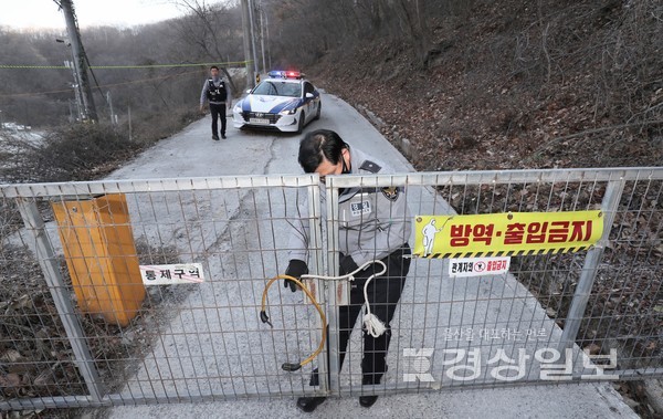 울산시 울주군 범서읍 곰 사육 농장에서 곰 3마리가 탈출해 사육농장 주인 부부가 숨진 사건이 발생한 가운데  9일 경찰이  사고농장을 폐쇄하고 있다. 김동수기자 dskim@ksilbo.co.kr