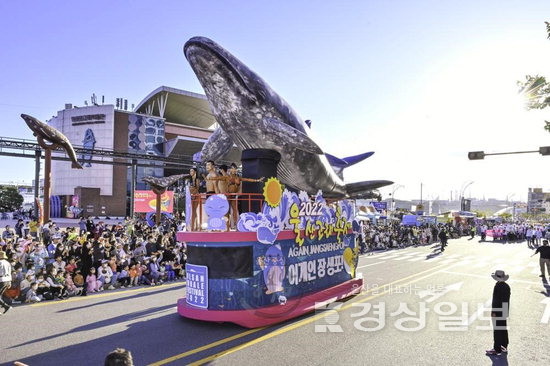 ▲ 올해로 26회째를 맞은 울산고래축제가 ‘어게인 장생포’라는 주재로 3년 만에 개최됐다. 고래축제 개막식 날 펼쳐진 고래 퍼레이드를 보기 위해 관광객들이 도로 양쪽에 빼곡히 들어차있다.