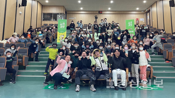 울주군시설관리공단 중부청소년수련관(관장 강미선)은 지난 17일 수련관에서 청소년 300여명이 참여한 가운데 ESG 환경포럼 ‘우리와 지구를 위한 하루’를 열었다.