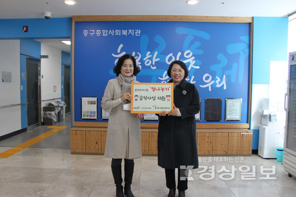 한국건강관리협회 울산시지부는 20일 울산 중구종합사회복지관을 찾아 사회공헌 성금 100만원을 전달했다.