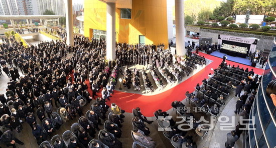 ▲ 노옥희 울산교육감의 영결식이 지난 12일 울산시교육청 중앙광장에서 유가족, 장례위원회 위원, 교육청 직원, 시민 등이 참석한 가운데 엄수됐다. 경상일보 자료사진