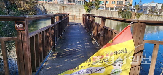 지난 19일 찾은 성안숯못생태공원은 나무 울타리는 쓰러지고 나무데크는 부서진 채 출입이 통제되고 있었다. 함월산 숲길 산책로로 향하는 길도 철조망에 가로막혀 있다.