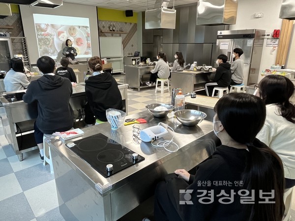 울주군시설관리공단 중부청소년수련관(관장 강미선)은 20일과 21일 양일간 수련관에서 ‘2022 고3페스타-심심한 고3을 위한 별별축제’를 개최했다.