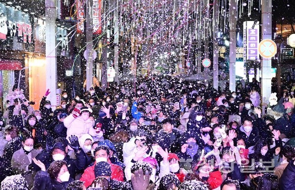 성탄절을 하루 앞둔 24일 울산시 중구 성남동 젊음의거리 아케이드에서 중구 눈꽃축제가 개막, 31일까지 8일간의 일정에 들어갔다. 김동수 기자 dskim@ksilbo.co.kr