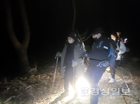 울주소방서(서장 정호영)는 지난 24일 오후 8시21분께 신불산 정상에서 하산하는 도중 길을 잃은 등산객 남성 1명, 여성 1명을 구조했다고 밝혔다.