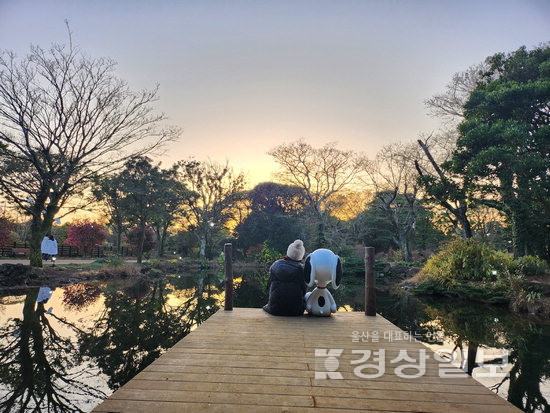 ▲ 스누피와 함께 나룻터에서.