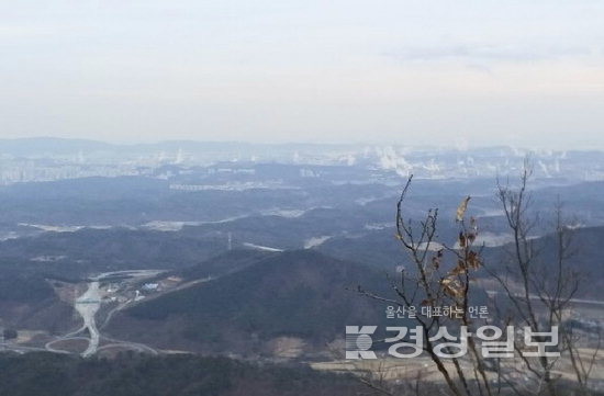 ▲ 문수산은 해발 600m의 높지 않은 산이지만 내려다보면 산자락이 구비구비 펼쳐지고 울산 시내도 한눈에 들어오는 매력이 있다.