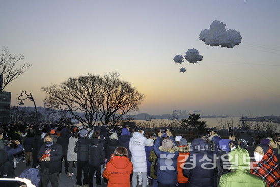 ▲ 1일 남구 장생포고래문화마을 고래광장에서‘2023년 고래문화마을 해맞이’ 행사가 열렸다.