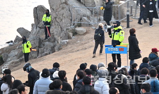 ▲ 경찰들은 안전지킴 활동을 하고 있다.