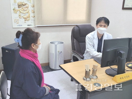 ▲ 이완석 울산제일병원 내과 전문의가 패혈증 증상으로 병원을 찾은 환자의 보호자와 상담을 하고 있다.