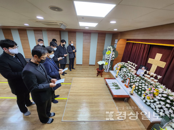 천주교 부산교구청 사제단이 3일 부산 주교좌 남천성당에서 베네딕토 16세 전임 교황 분향소에서 교황의 영원한 안식을 위해 기도하고 있다.