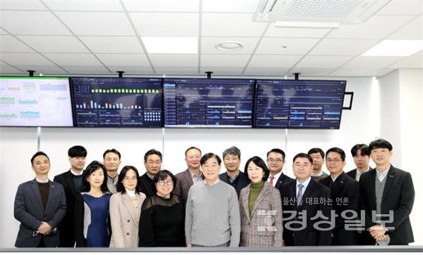 김인원(앞줄 왼쪽 다섯 번째) 한국건강관리협회 회장이 5일 IT 성능 관리 시스템 구축을 완료하고 기념 촬영을 하고 있다.