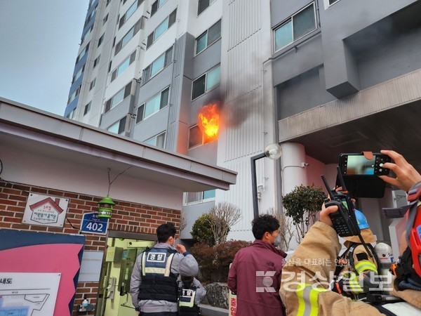 7일 오전 7시 34분께 울산시 북구의 21층짜리 아파트 2층에서 불이 났다.