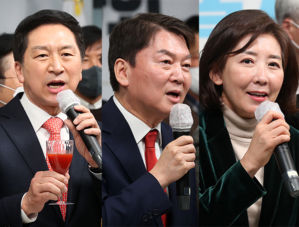국민의힘 당권주자인 김기현·안철수 의원과 나경원 전 의원(왼쪽부터)이 11일 서울 여의도 국민의힘 중앙당사에서 열린 국민의힘 서울시당 신년인사회에서 건배사를 하고 있다.  연합뉴스