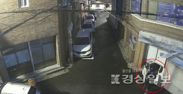 새벽시간 골목길에 주차된 차량에서 금품을 훔치려던 40대 남성이 중구 CCTV통합관제센터에 덜미를 잡혔다.