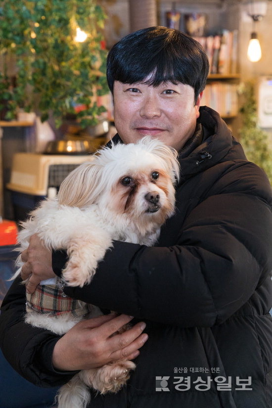 가기갤러리에서 오는 21일까지 열리는 사진전 ‘아토’에 전시된 아토와 입양자 이태환씨 사진.