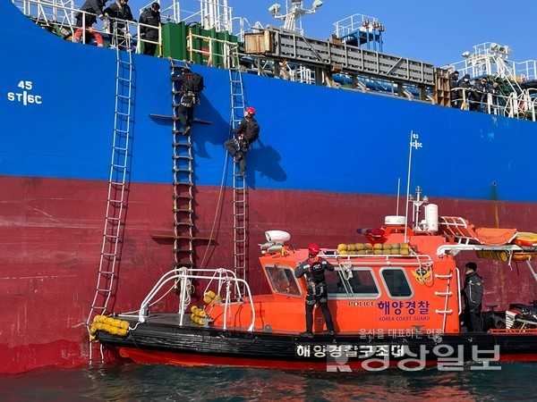 울산해양경찰서는 17일 울산항 인근 해상에서 대형선박 사고에 대비한 해경 구조대원의 인명구조 등선훈련을 실시했다.