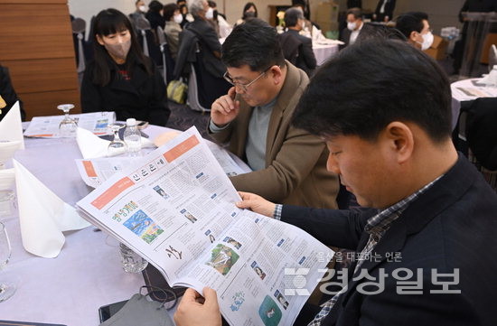 ▲ 18일 울산문수컨벤션에서 열린 2023 경상일보 신춘문예 시상식에서 참석인사들이 당선작이 실린 경상일보 지면을 보고 있다.  김동수기자 dskim@ksilbo.co.kr