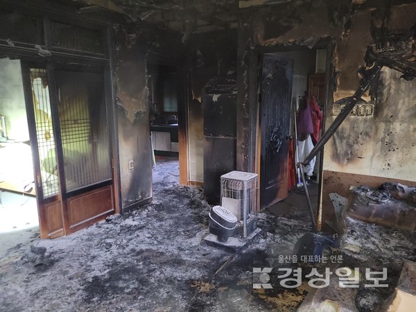 21일 오후 5시께 울산시 북구 시례동 주택에서 원인미상의 화재가 발생해 출동한 소방대에 의해 진화됐다.  울산소방본부 제공