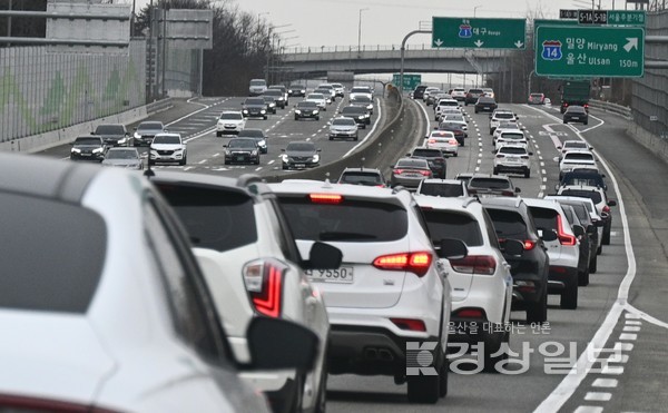 설날인 22일 귀성·귀경 차량이 몰리면서 전국 주요 고속도로가 극심한 정체를 빚고 있는 가운데 경부고속도로 울산시 울주군 삼동면 인근에도 차량행렬이 길게 이어져있다. 김동수기자 dskim@ksilbo.co.kr
