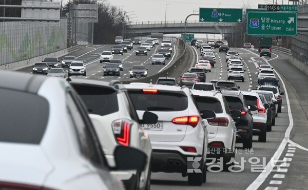 설날인 22일 귀성·귀경 차량이 몰리면서 전국 주요 고속도로가 극심한 정체를 빚고 있는 가운데  경부고속도로 울산시 울주군 삼동면 인근에도 차량행렬이 길게 이어져있다. 김동수기자 dskim@ksilbo.co.kr